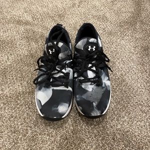 Black/grey/white under armor tennis shoes